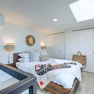 West Coast Loft With Rooftop Patio + Harbour View Apartment